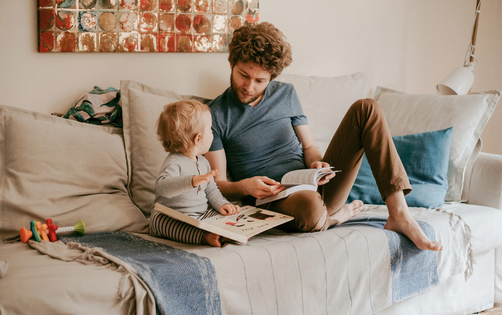 Padre e hijo leyendo un libro
