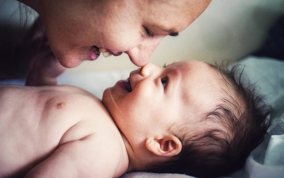 Madre sonriente mirando a su bebe